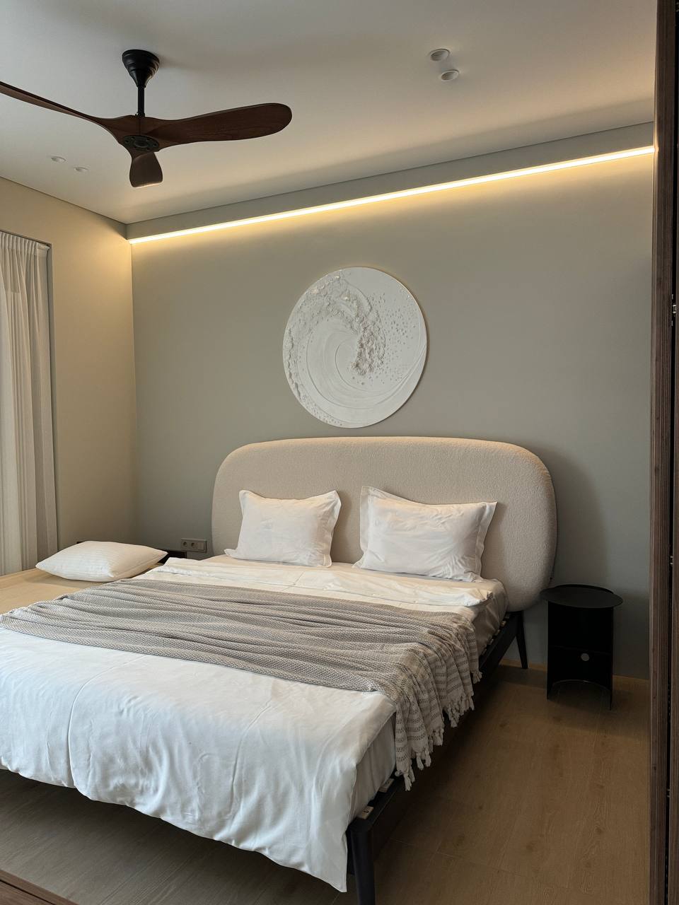 Интерьер спальни с видом на море