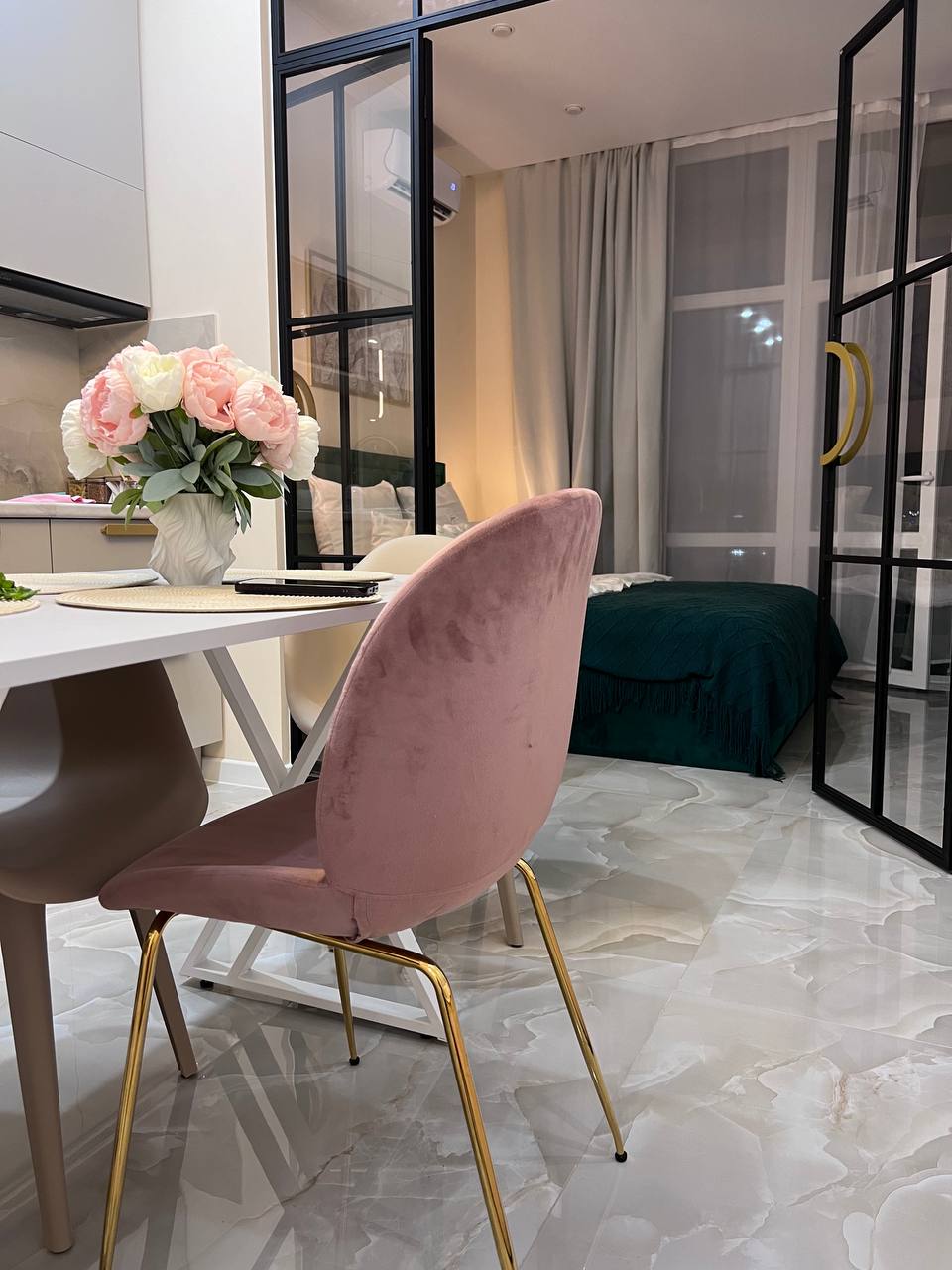 Элегантная обеденная зона с видом на спальню