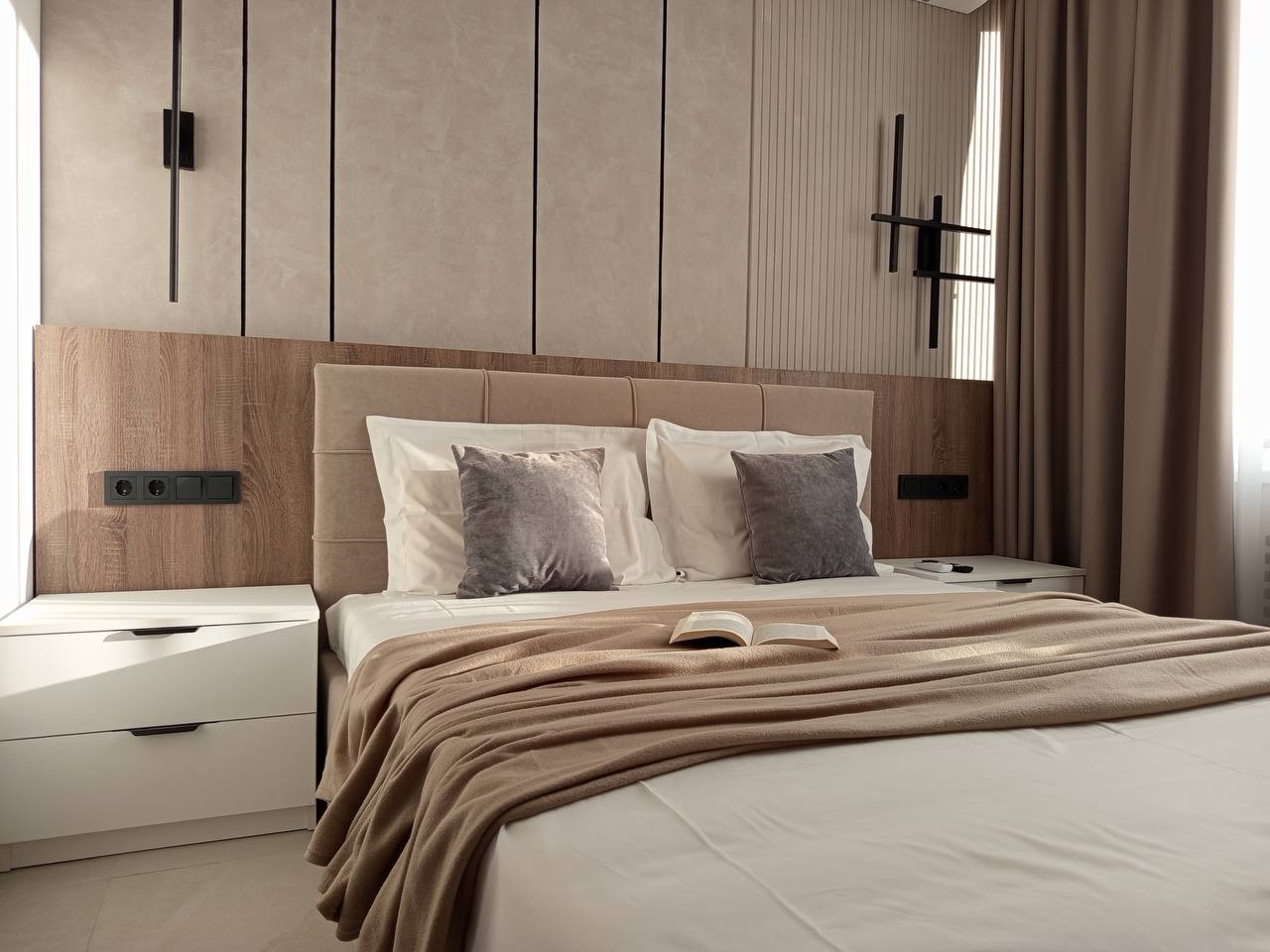 Современная спальня в бежевых тонах